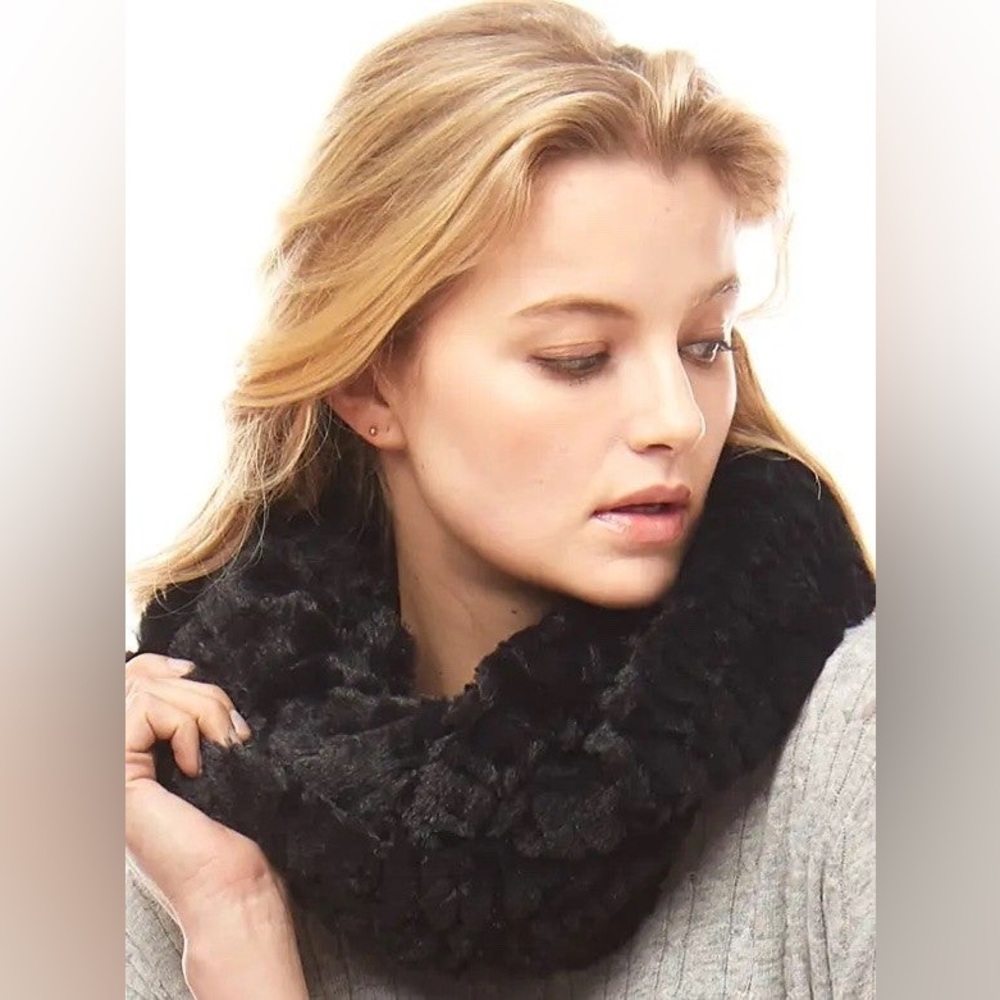 NWT Love of Fashion Black Faux Fur Infinity Loop Scarf